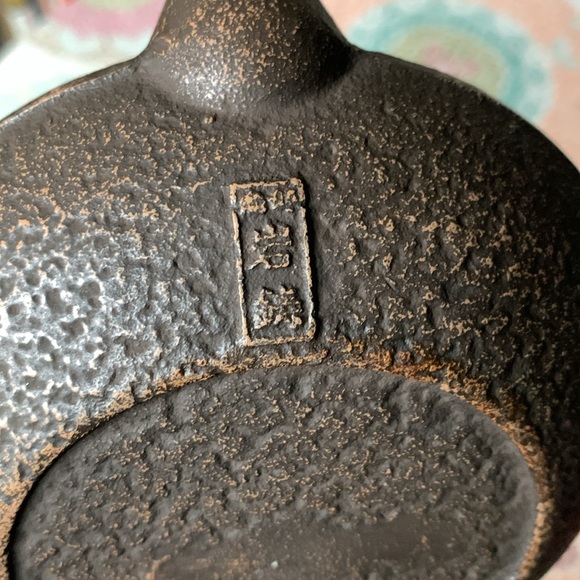 Japanese Tetsubin Cast Iron Teapot 20oz - Picture 8 of 12